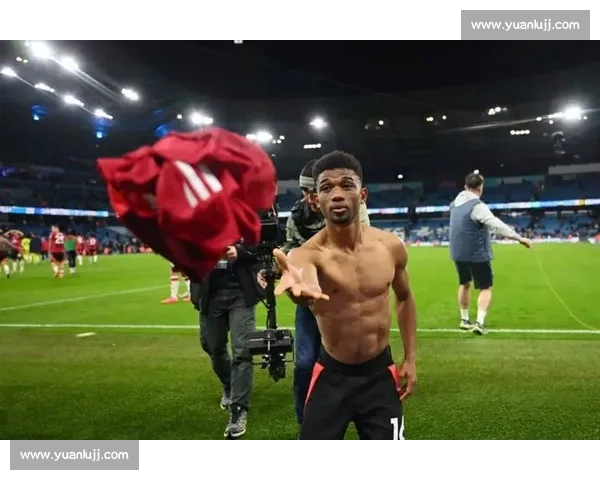 迪亚洛续约曼联！科特迪瓦飞翼化身红魔新拳王，锋线暴力美学再升级