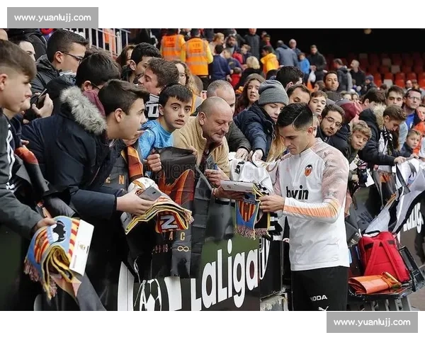 南安普顿 800 万欧报价科隆前锋唐斯 夏窗首签锁定美国新星 南安普顿 800 万欧报价科隆前锋唐斯 夏窗首签锁定美国新星