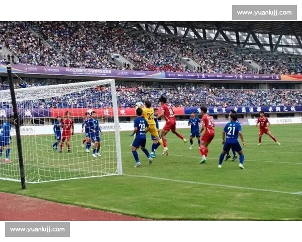 苏超球员海底捞兼职获赞：赛场与职场的励志双面人生