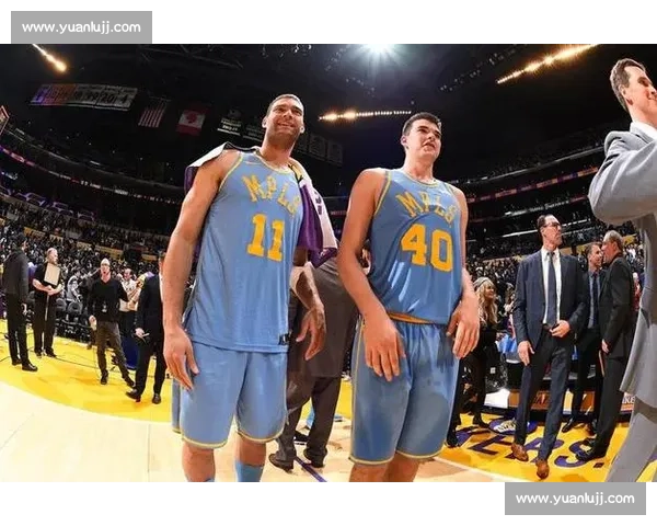 大洛佩斯意外转投快船!2 年 1800 万截胡湖人,洛城德比再添变数 大洛佩斯意外转投快船!2 年 1800 万截胡湖人,洛城德比再添变数